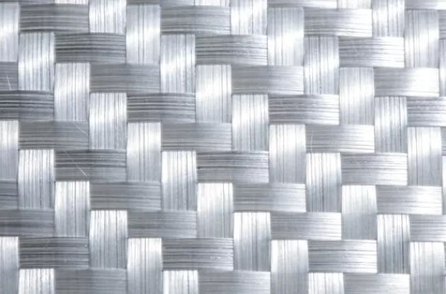 Do czego stosuje się matę rdzeniową z włókna szklanego w panelach kanapkowych?